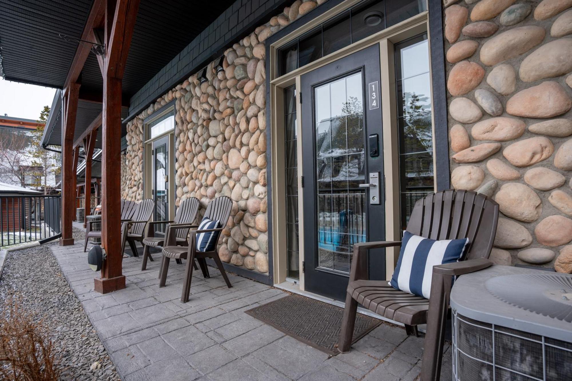 Grotto Canyon Chalet キャンモア エクステリア 写真