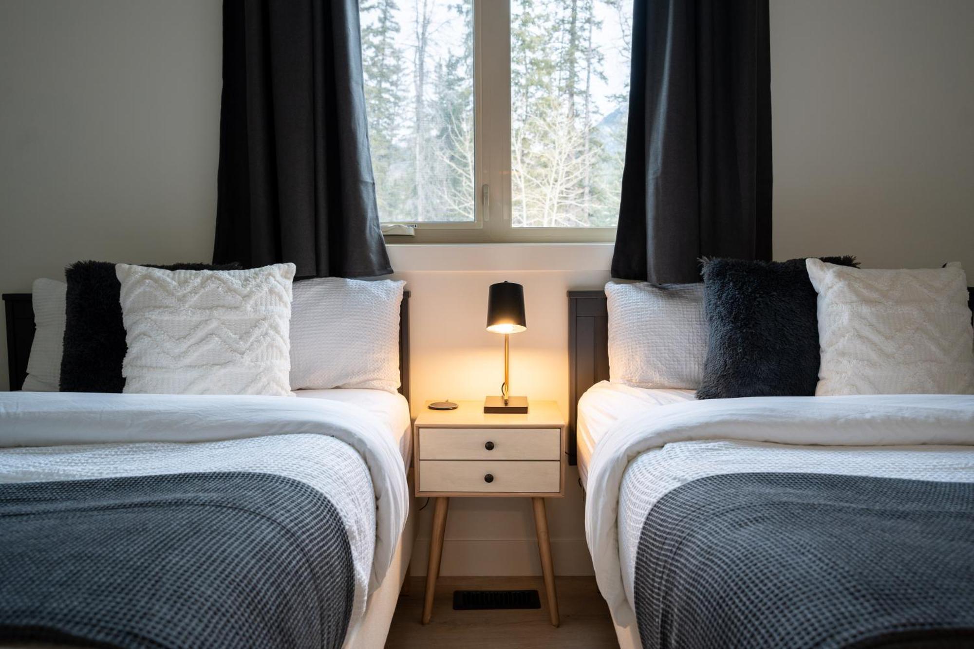 Grotto Canyon Chalet キャンモア エクステリア 写真