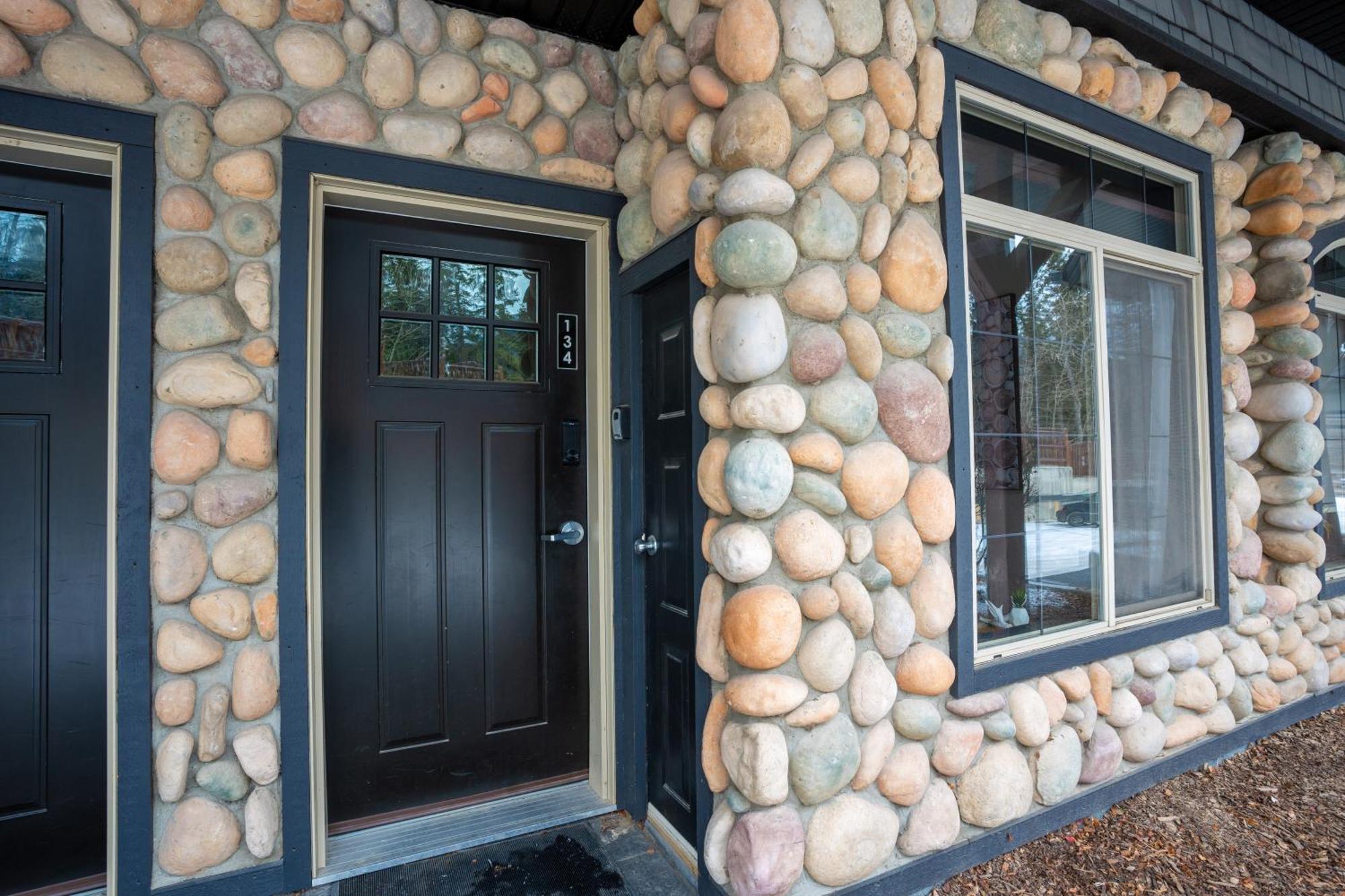 Grotto Canyon Chalet キャンモア エクステリア 写真